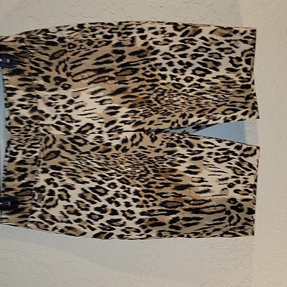 All eyes will be on you! Summer sizzling animal print shorts size large/10